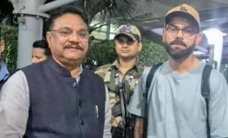 Virat_20Kohli_20and_20Gautam_20Gambhir_20clicked_20with_20BJP_20leader_20Mithilesh_20Kumar_20Katheria_20at_20Delhi_20airport_20Photos_20_284_29.jpg 5
