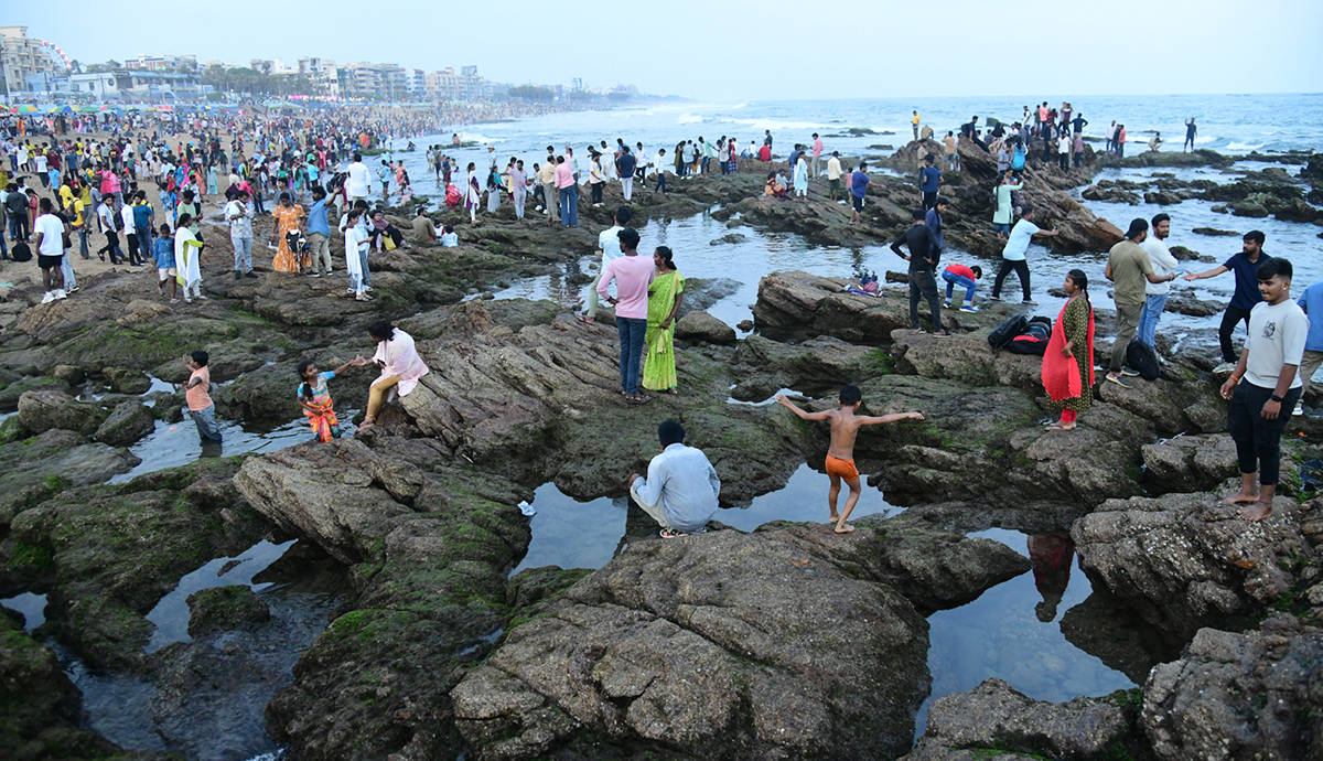 happy_20sunday_20in_20Visakhapatnam_20Beach_2.jpg 2