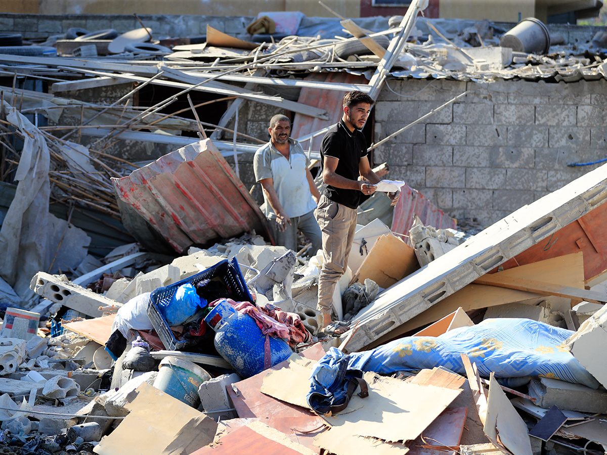 Israeli_20airstrike_20in_20the_20southern_20village_20of_20Lebanon_39.jpg 33