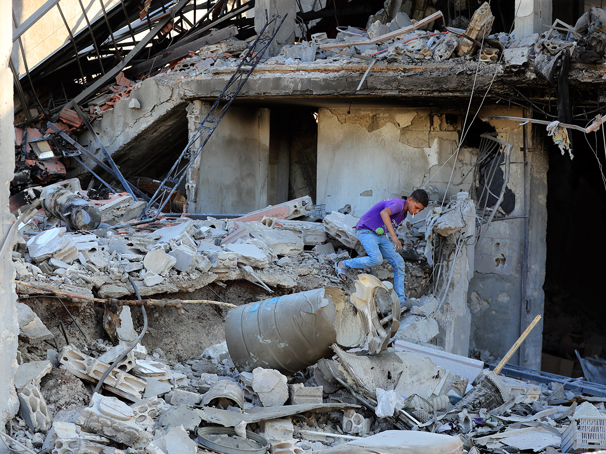 Israeli_20airstrike_20in_20the_20southern_20village_20of_20Lebanon_40.jpg 34