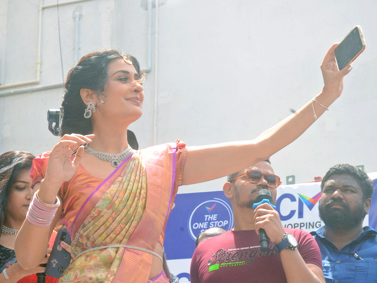 Hero_20Ram_20And_20Payal_20Rajput_20Inaugurates_20Shopping_20Mall_20At_20Nizamabad_20Photos_20_2812_29.jpg 4