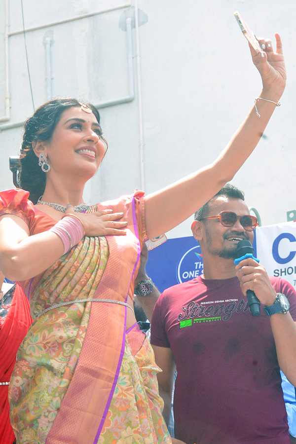 Hero_20Ram_20And_20Payal_20Rajput_20Inaugurates_20Shopping_20Mall_20At_20Nizamabad_20Photos_20_2813_29.jpg 5