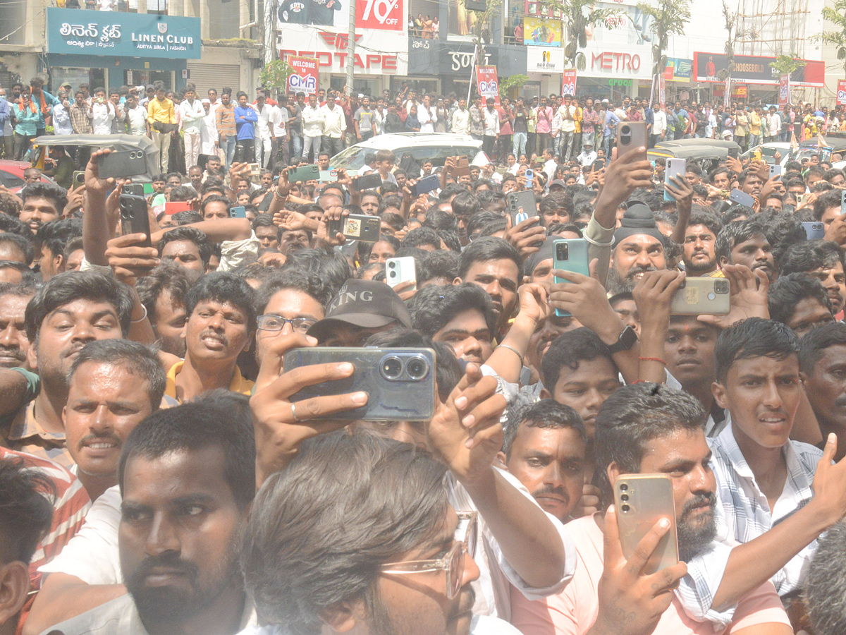 Hero_20Ram_20And_20Payal_20Rajput_20Inaugurates_20Shopping_20Mall_20At_20Nizamabad_20Photos_20_281_29.jpg 9