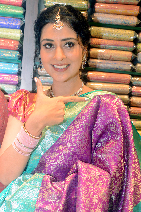 Hero_20Ram_20And_20Payal_20Rajput_20Inaugurates_20Shopping_20Mall_20At_20Nizamabad_20Photos_20_2821_29.jpg 22