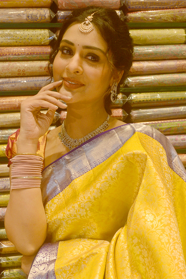 Hero_20Ram_20And_20Payal_20Rajput_20Inaugurates_20Shopping_20Mall_20At_20Nizamabad_20Photos_20_2822_29.jpg 23