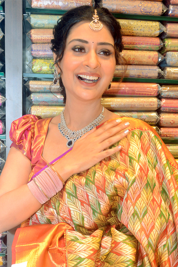 Hero_20Ram_20And_20Payal_20Rajput_20Inaugurates_20Shopping_20Mall_20At_20Nizamabad_20Photos_20_2823_29.jpg 24
