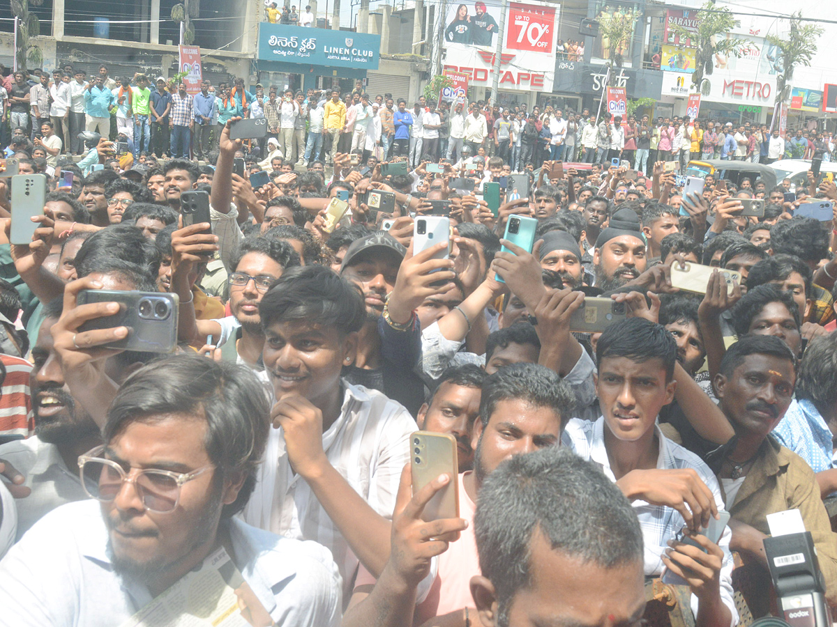 Hero_20Ram_20And_20Payal_20Rajput_20Inaugurates_20Shopping_20Mall_20At_20Nizamabad_20Photos_20_282_29.jpg 10