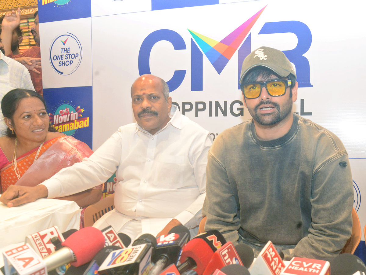 Hero_20Ram_20And_20Payal_20Rajput_20Inaugurates_20Shopping_20Mall_20At_20Nizamabad_20Photos_20_284_29.jpg 12