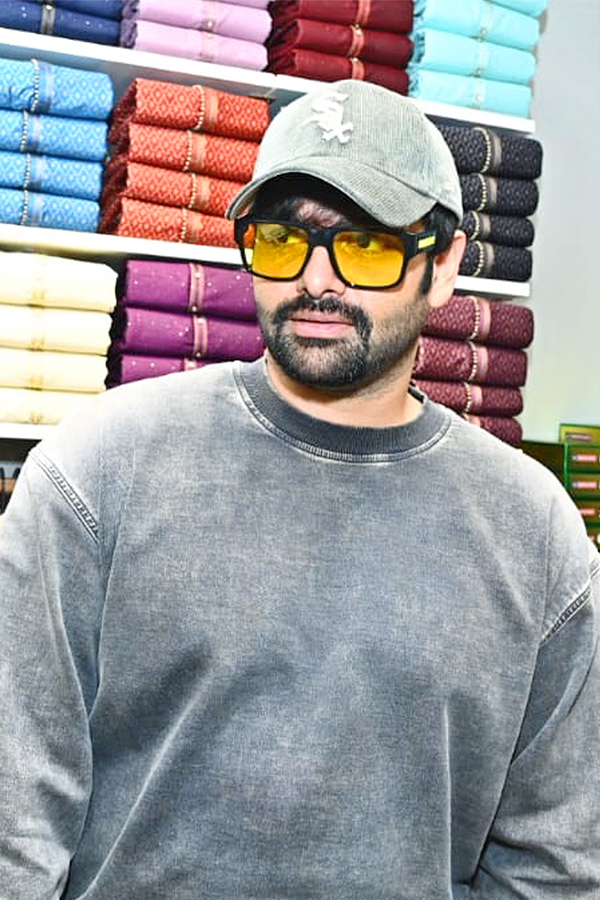 Hero_20Ram_20And_20Payal_20Rajput_20Inaugurates_20Shopping_20Mall_20At_20Nizamabad_20Photos_20_288_29.jpg 16