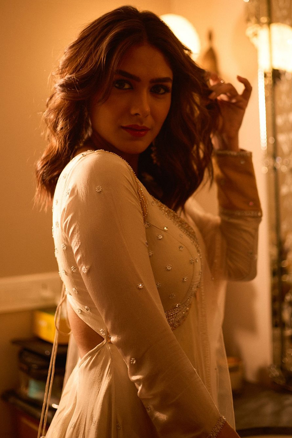 Mrunal-Thakur-10.jpg 11