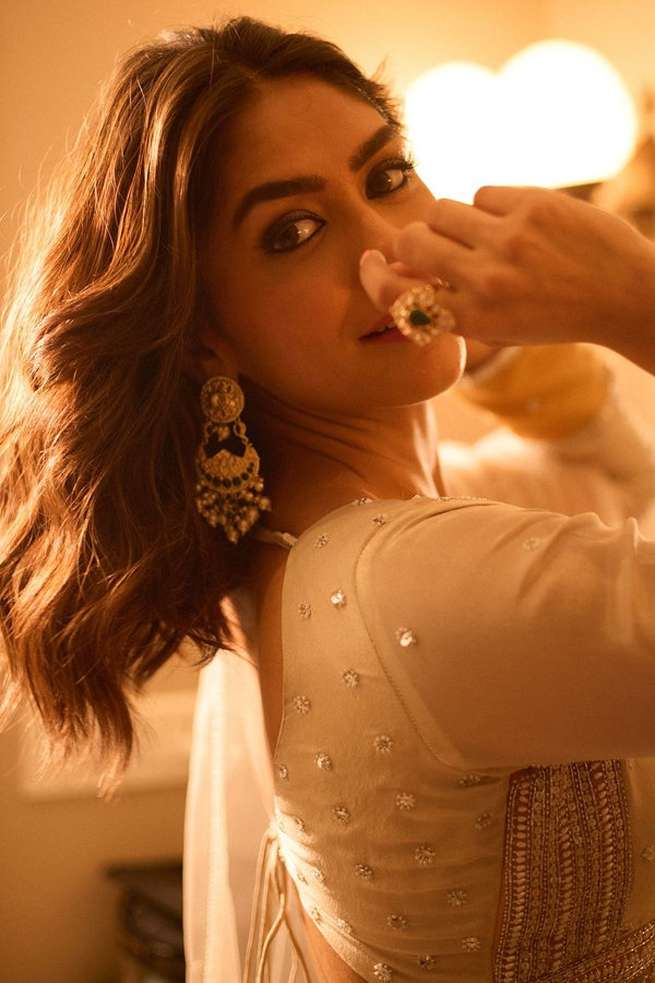 Mrunal-Thakur-2.jpg 3