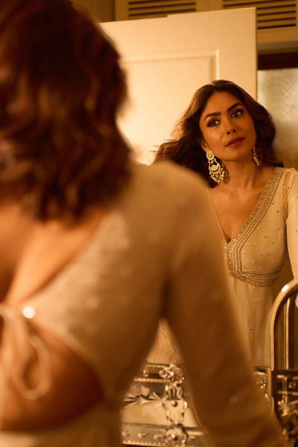 Mrunal-Thakur-4.jpg 5