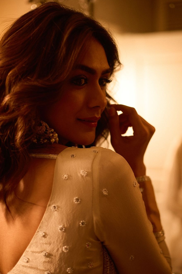 Mrunal-Thakur-9.jpg 10