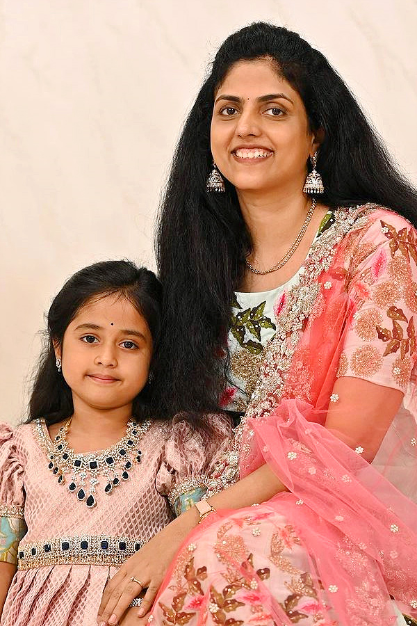 Indian_20Chess_20Legend_20Harika_20Dronavalli_20Beautiful_20Family_20Photos_20_2810_29.jpg 11