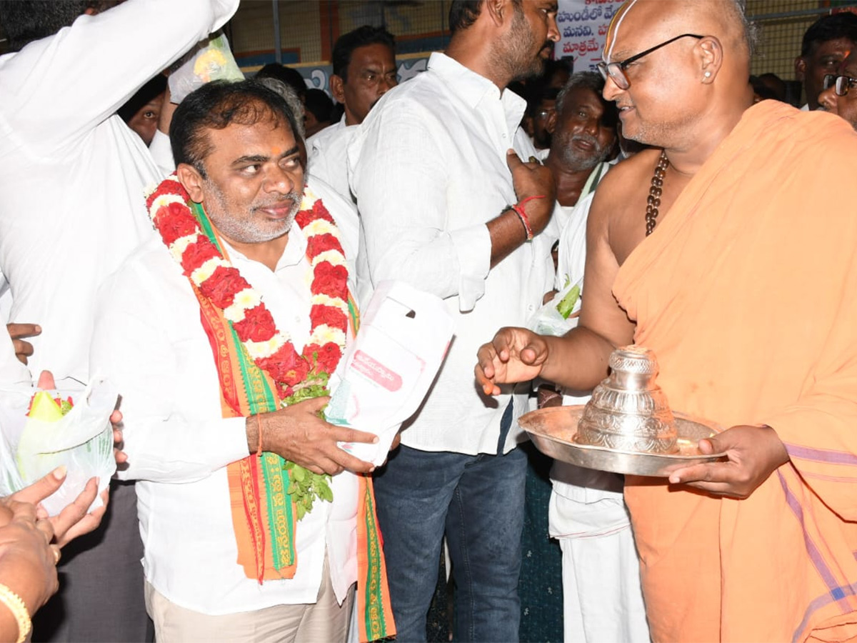 YSRCP_20Leaders_20Statewide_20Temple_20Pooja_20Photos_11.jpg 11