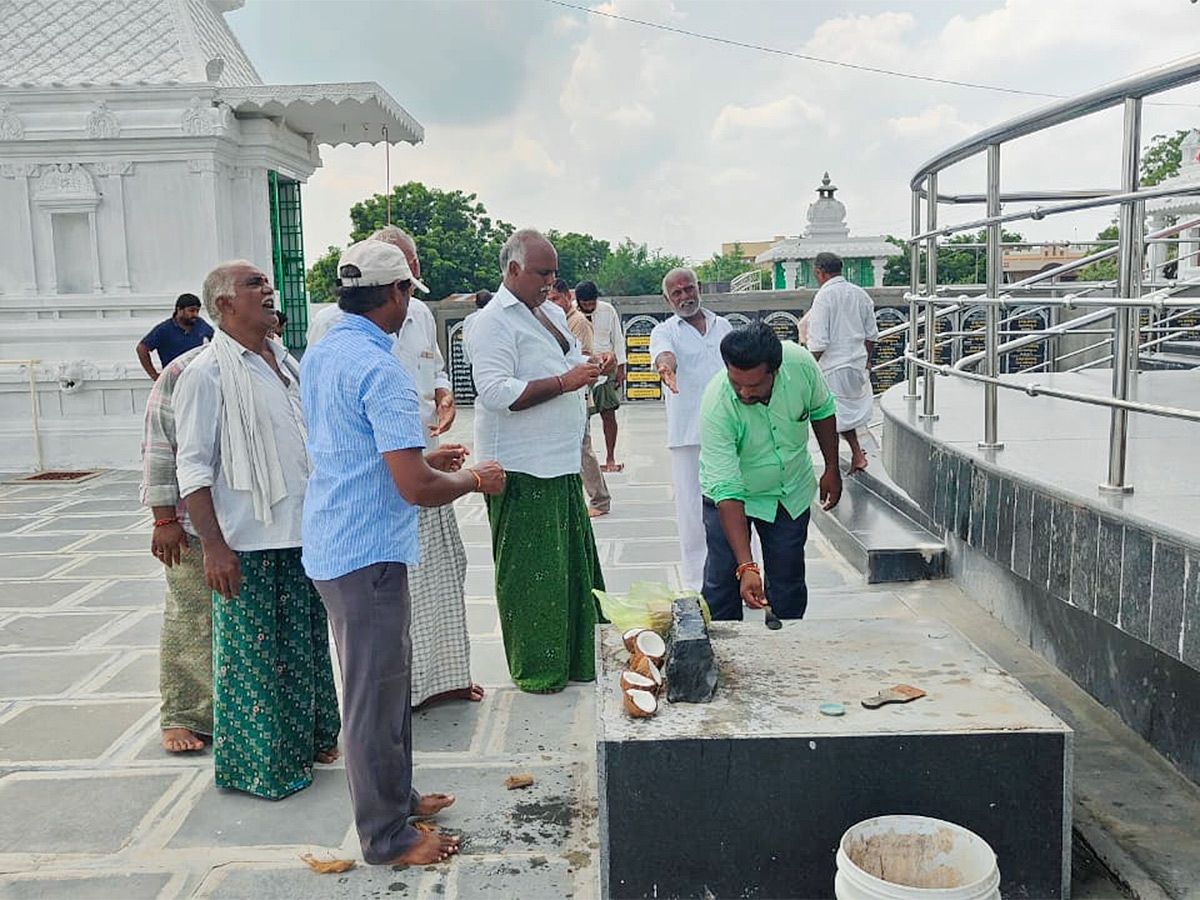 YSRCP_20Leaders_20Statewide_20Temple_20Pooja_20Photos_16.jpg 16