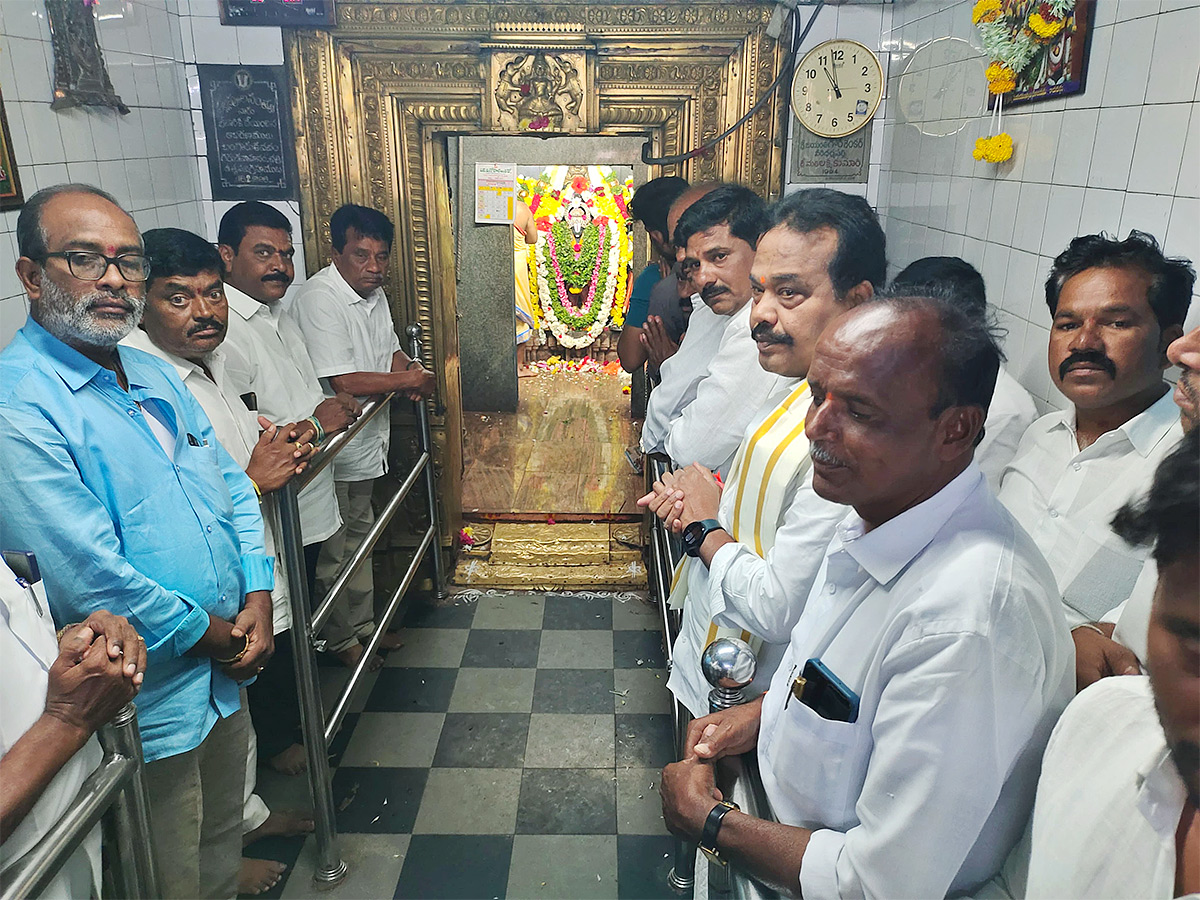 YSRCP_20Leaders_20Statewide_20Temple_20Pooja_20Photos_30.jpg 27