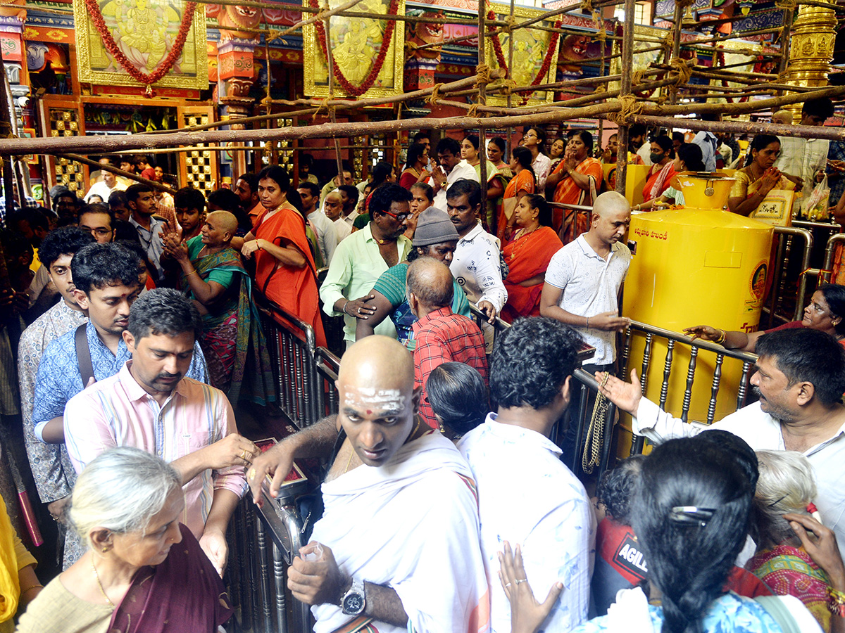Devotees_20Huge_20Rush_20at_20Indrakeeladri_20Durga_20Devi_20Temple_1.jpg 1