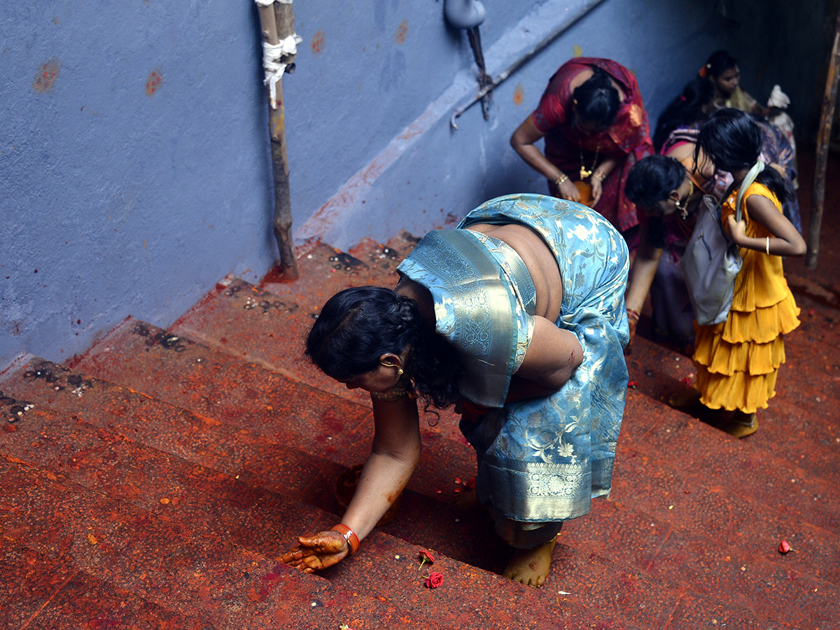 Devotees_20Huge_20Rush_20at_20Indrakeeladri_20Durga_20Devi_20Temple_10.jpg 8
