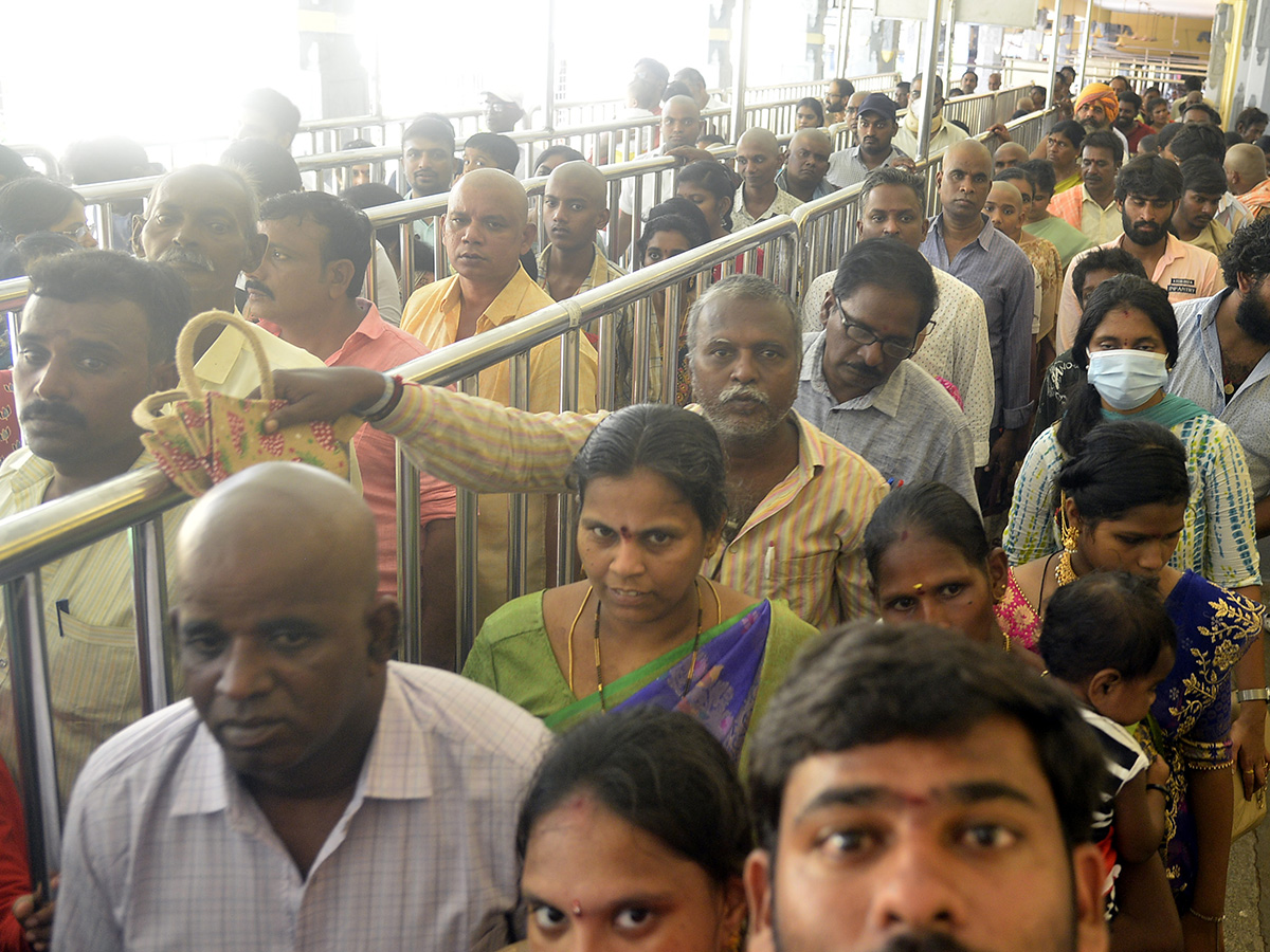 Devotees_20Huge_20Rush_20at_20Indrakeeladri_20Durga_20Devi_20Temple_12.jpg 10