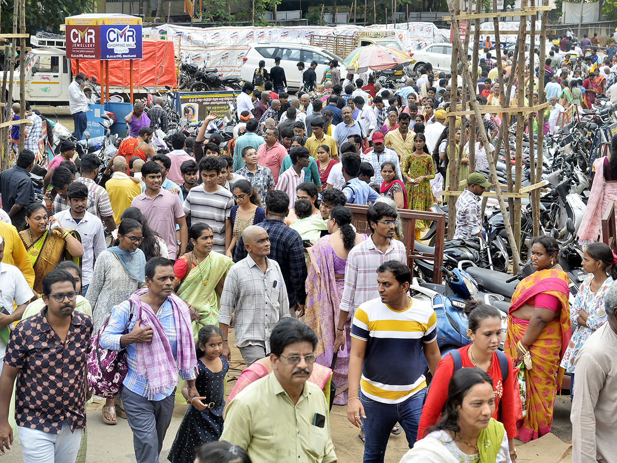 Devotees_20Huge_20Rush_20at_20Indrakeeladri_20Durga_20Devi_20Temple_14.jpg 12