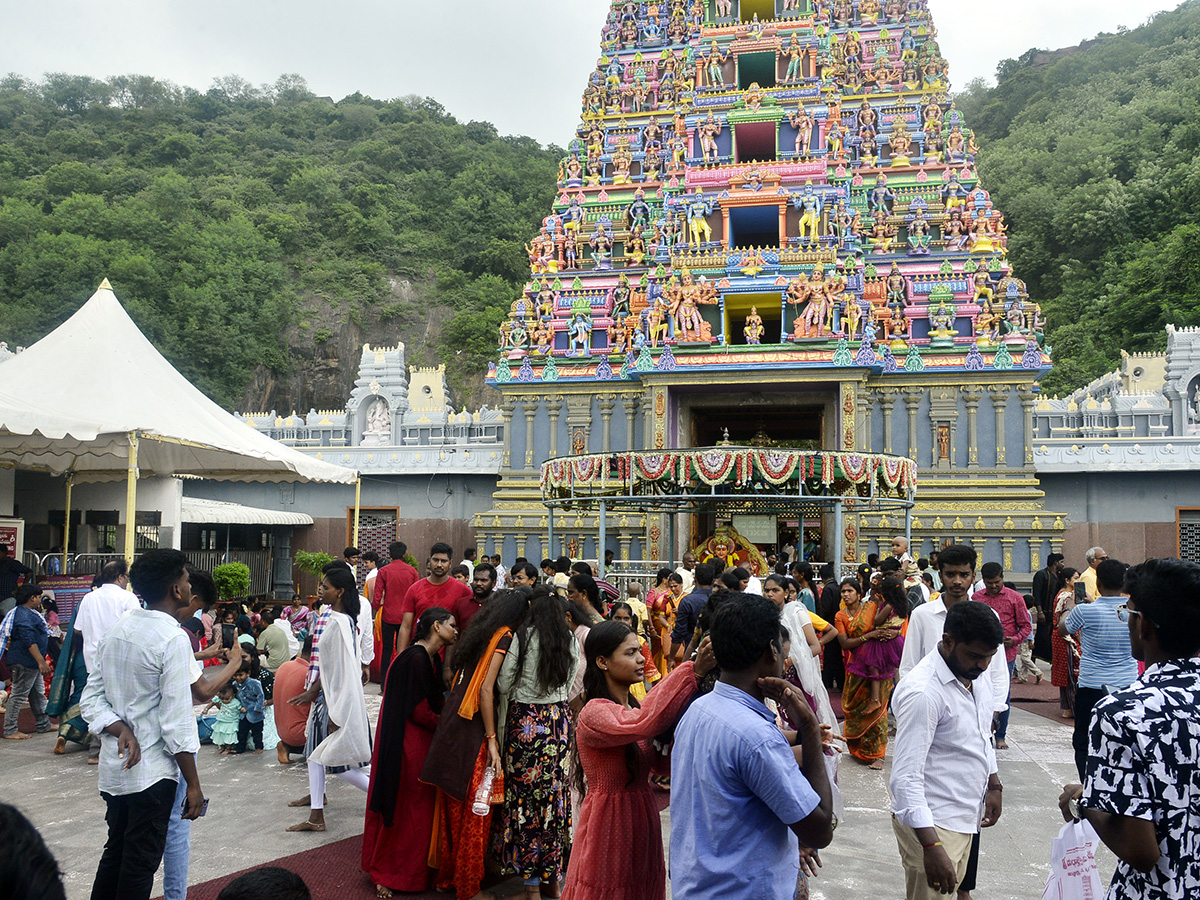 Devotees_20Huge_20Rush_20at_20Indrakeeladri_20Durga_20Devi_20Temple_2.jpg 2