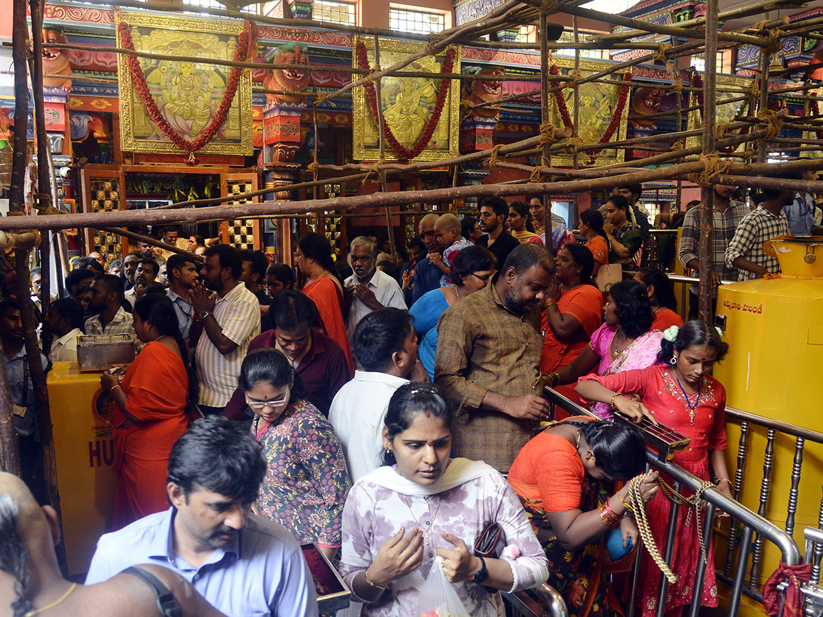 Devotees_20Huge_20Rush_20at_20Indrakeeladri_20Durga_20Devi_20Temple_20.jpg 16