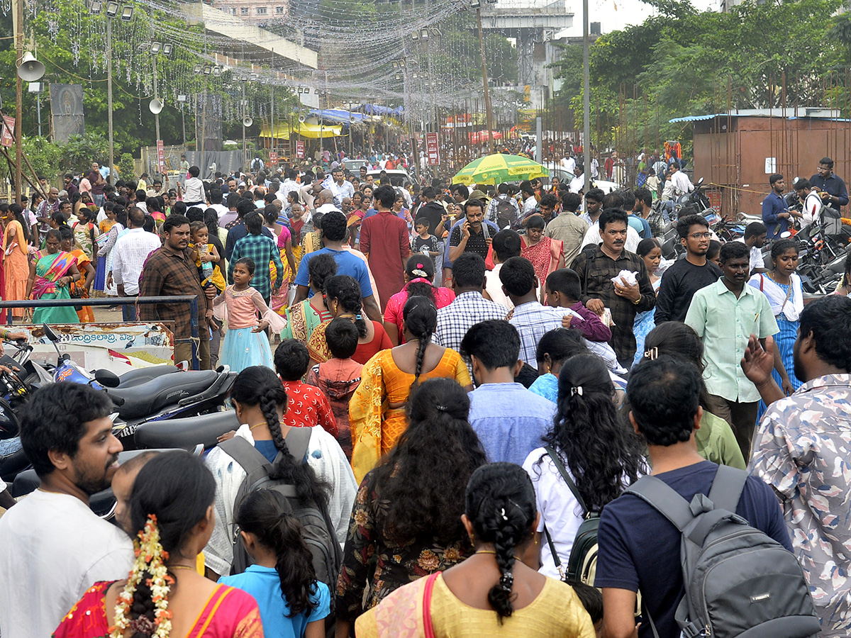 Devotees_20Huge_20Rush_20at_20Indrakeeladri_20Durga_20Devi_20Temple_21.jpg 17