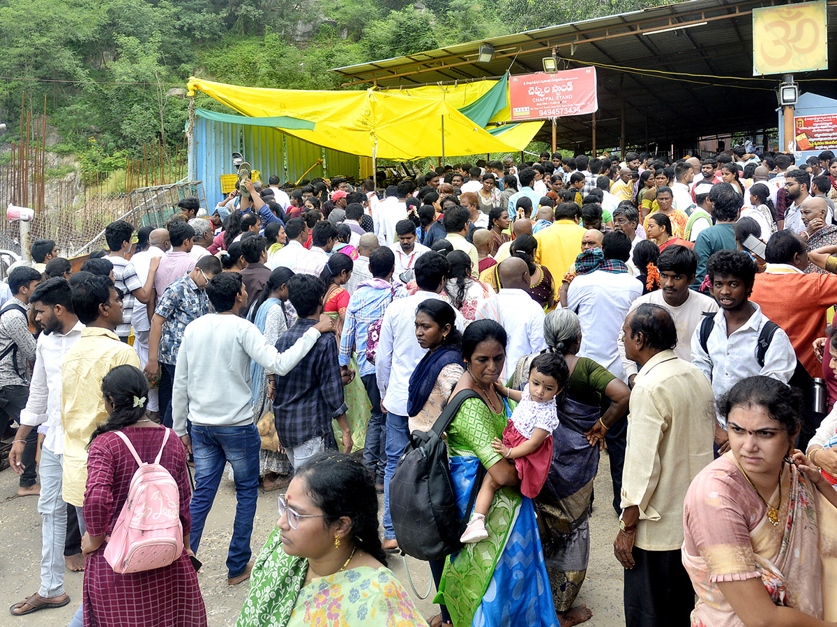 Devotees_20Huge_20Rush_20at_20Indrakeeladri_20Durga_20Devi_20Temple_23.jpg 18