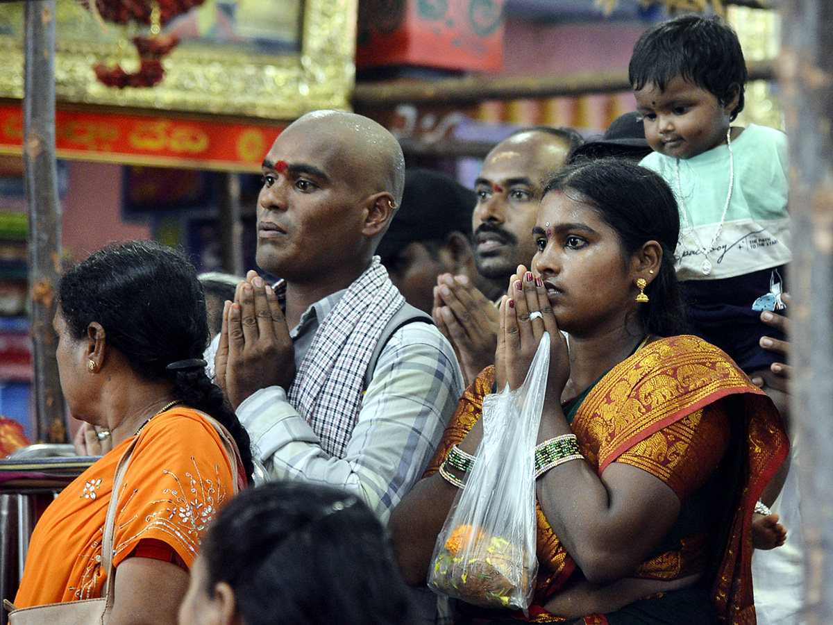 Devotees_20Huge_20Rush_20at_20Indrakeeladri_20Durga_20Devi_20Temple_5.jpg 4
