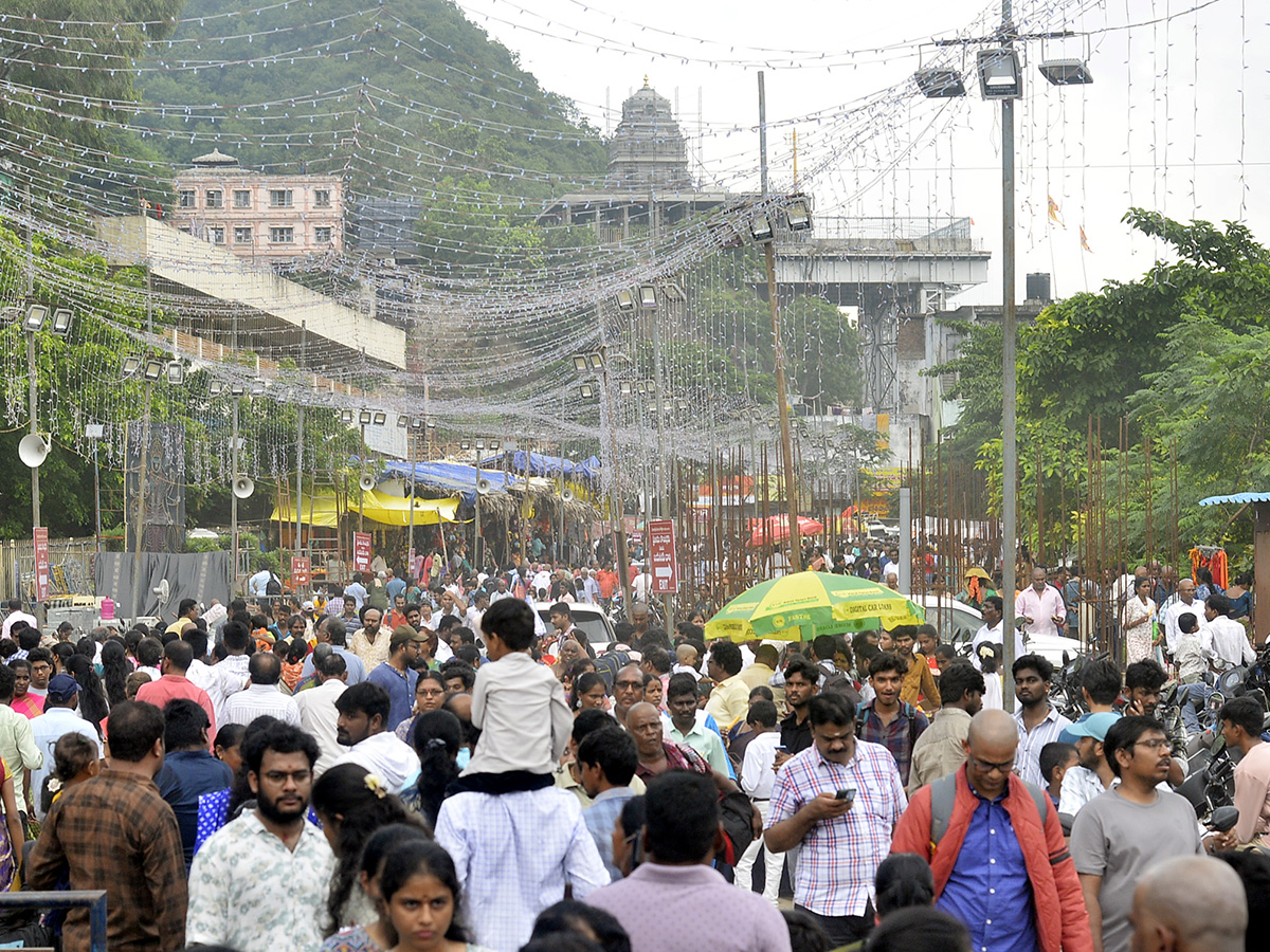 Devotees_20Huge_20Rush_20at_20Indrakeeladri_20Durga_20Devi_20Temple_6.jpg 5