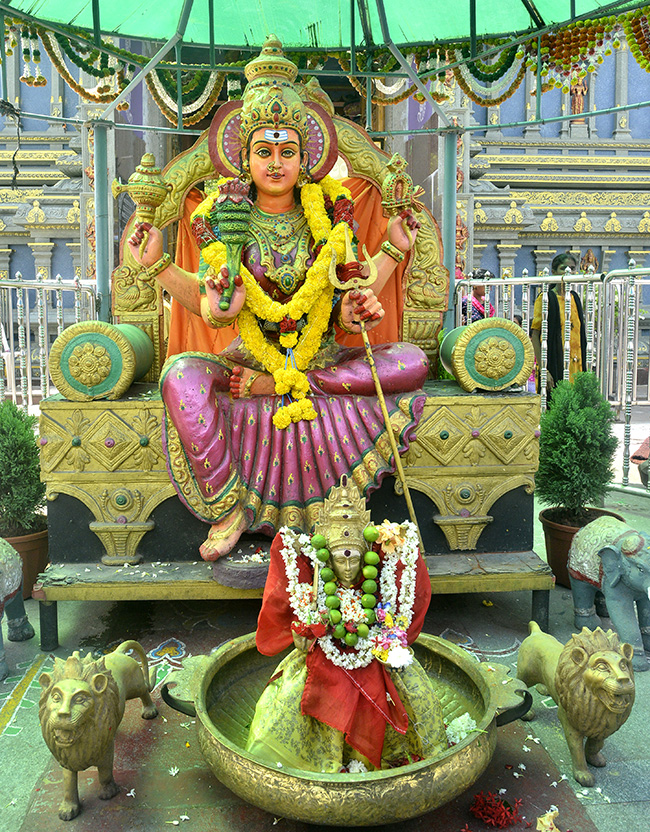 Devotees_20Huge_20Rush_20at_20Indrakeeladri_20Durga_20Devi_20Temple_7.jpg 6