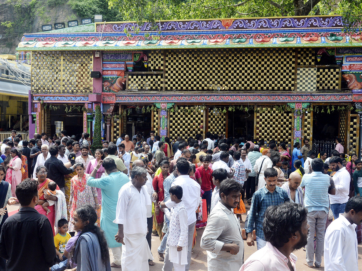 Devotees_20Huge_20Rush_20at_20Indrakeeladri_20Durga_20Devi_20Temple_8.jpg 7