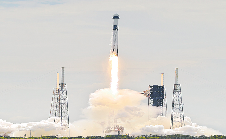 SPACEX-STUCK-ASTRONAUTS.jpg