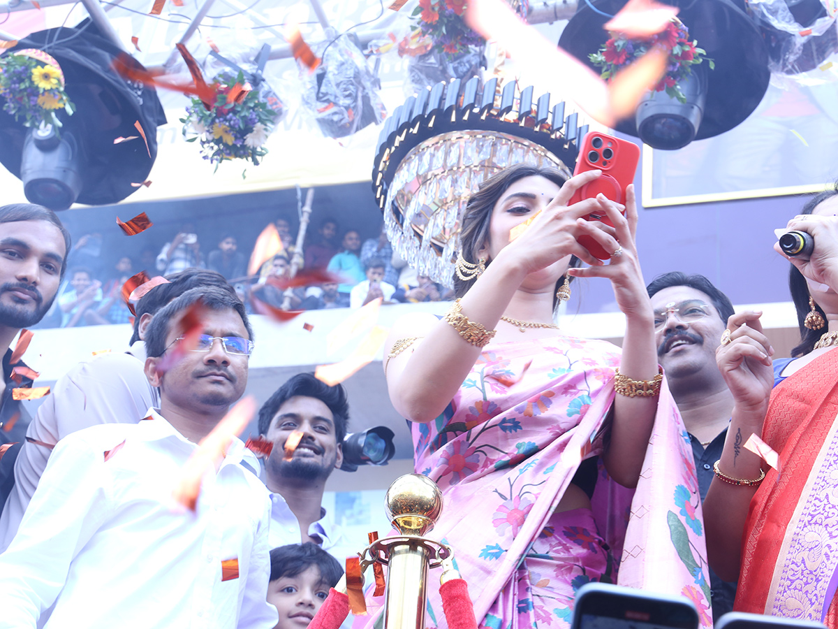 Shopping_20Mall_20Grand_20Launch_20by_20Actress_20Sreeleela_20At_20Marrichettu_10.jpg 10