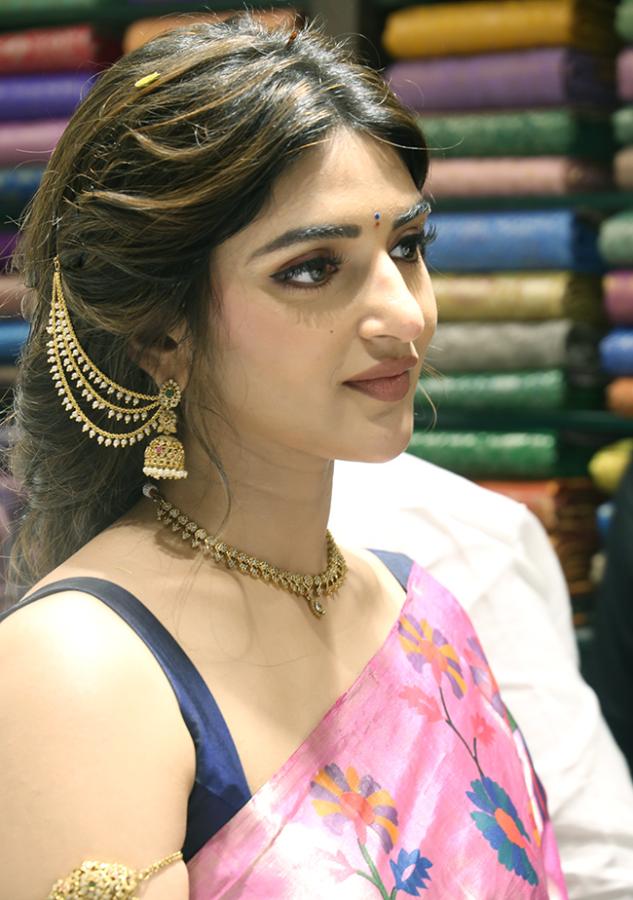 Shopping_20Mall_20Grand_20Launch_20by_20Actress_20Sreeleela_20At_20Marrichettu_12.jpg 11