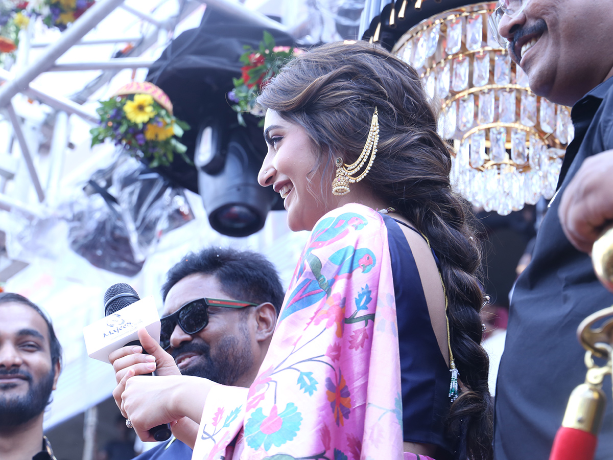 Shopping_20Mall_20Grand_20Launch_20by_20Actress_20Sreeleela_20At_20Marrichettu_17.jpg 13