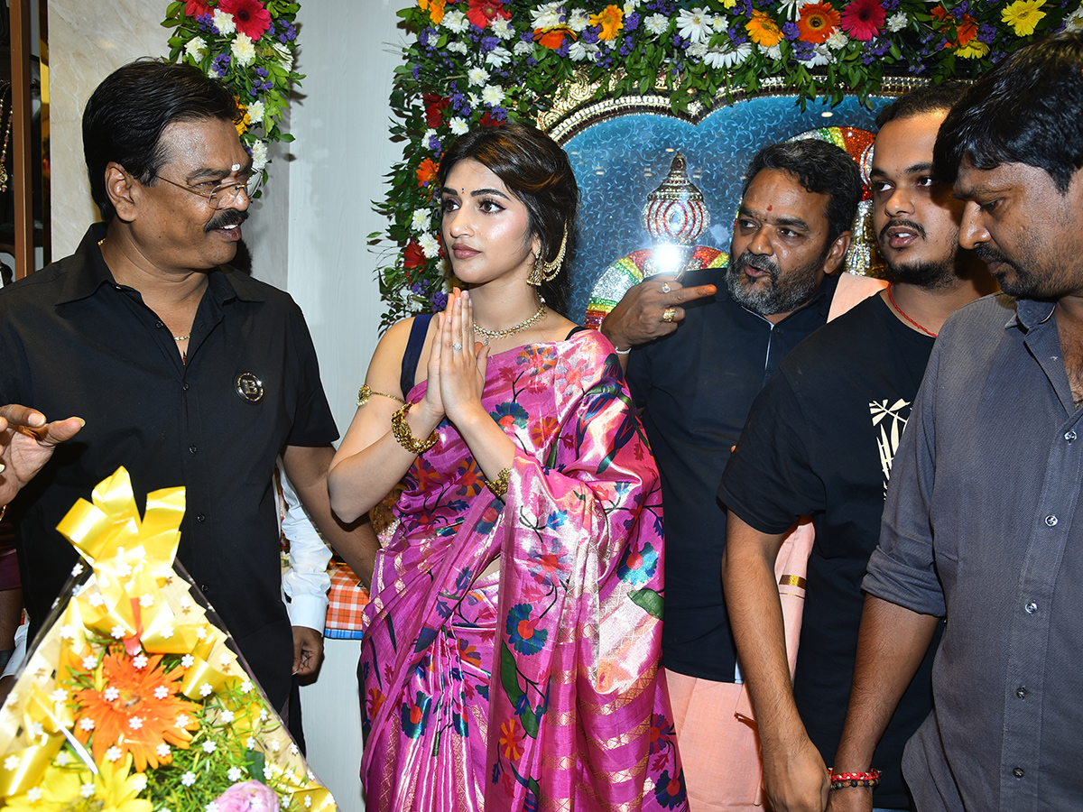 Shopping_20Mall_20Grand_20Launch_20by_20Actress_20Sreeleela_20At_20Marrichettu_23.jpg 15