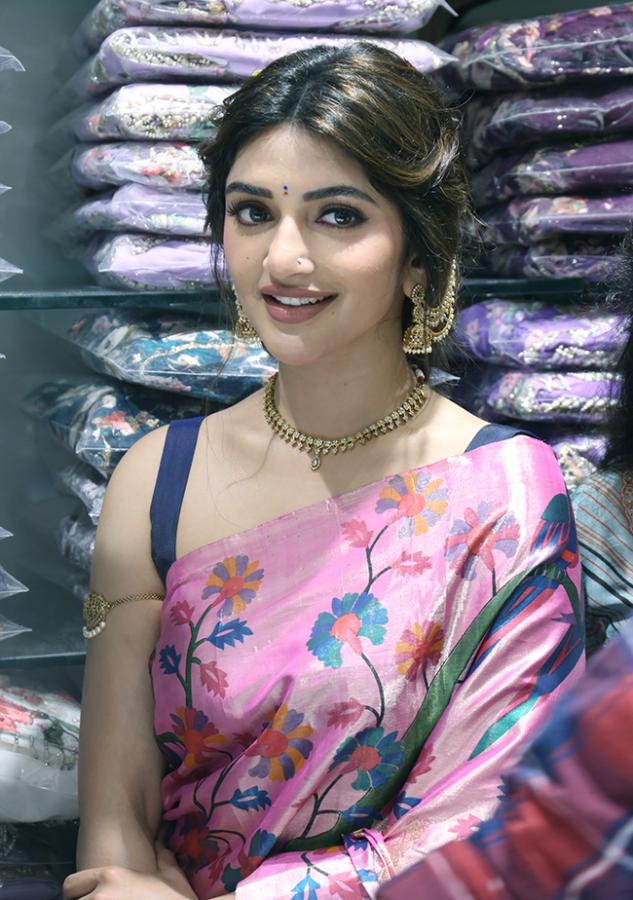 Shopping_20Mall_20Grand_20Launch_20by_20Actress_20Sreeleela_20At_20Marrichettu_27.jpg 16