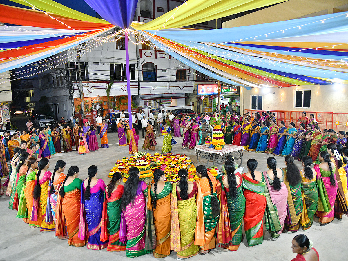 Bathukamma_20Festival_202024_20Begins_202024_20at_20Kukatpally_4.jpg 4