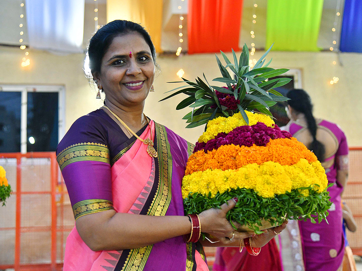 Bathukamma_20Festival_202024_20Begins_202024_20at_20Kukatpally_6.jpg 6
