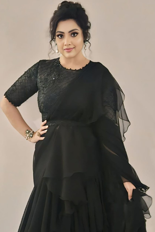Beautiful_20Meena_20at_20The_20Red_20Carpet_20Of_20IIFA_20Awards_202024_20Photos_20_282_29.jpg 3