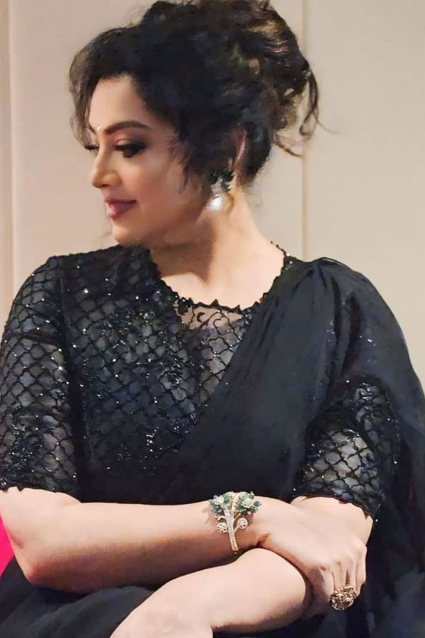 Beautiful_20Meena_20at_20The_20Red_20Carpet_20Of_20IIFA_20Awards_202024_20Photos_20_283_29.jpg 4