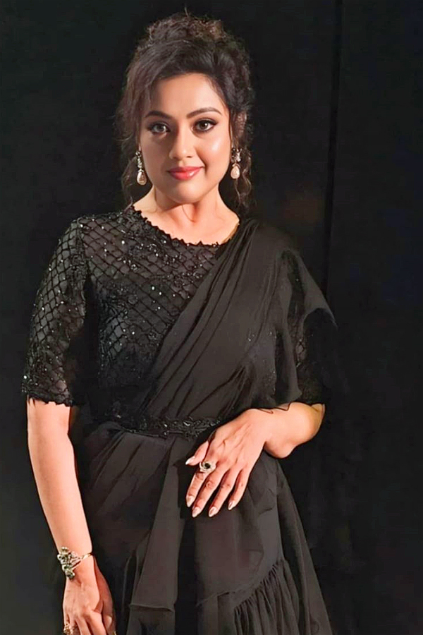 Beautiful_20Meena_20at_20The_20Red_20Carpet_20Of_20IIFA_20Awards_202024_20Photos_20_286_29.jpg 7