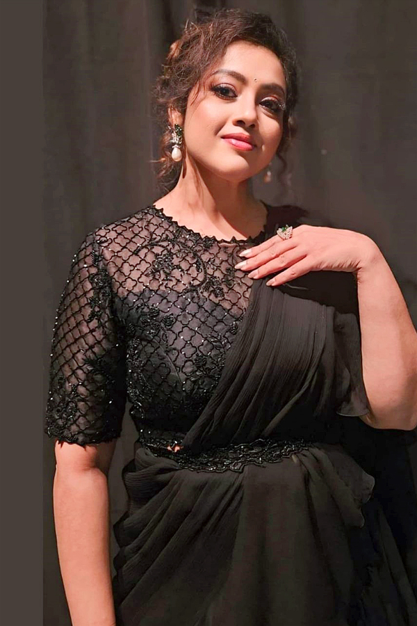 Beautiful_20Meena_20at_20The_20Red_20Carpet_20Of_20IIFA_20Awards_202024_20Photos_20_287_29.jpg 8