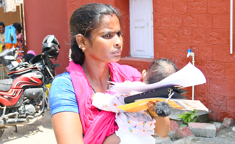 Second_20Day_20Flood_20Victims_20Crowd_20At_20collectorate_20Vijayawada_20Photos_20_2810_29.jpg 10