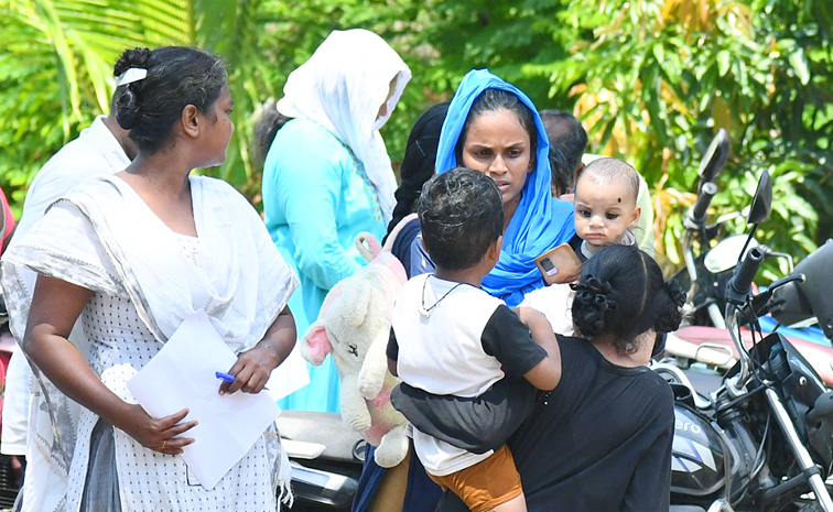 Second_20Day_20Flood_20Victims_20Crowd_20At_20collectorate_20Vijayawada_20Photos_20_2811_29.jpg 11