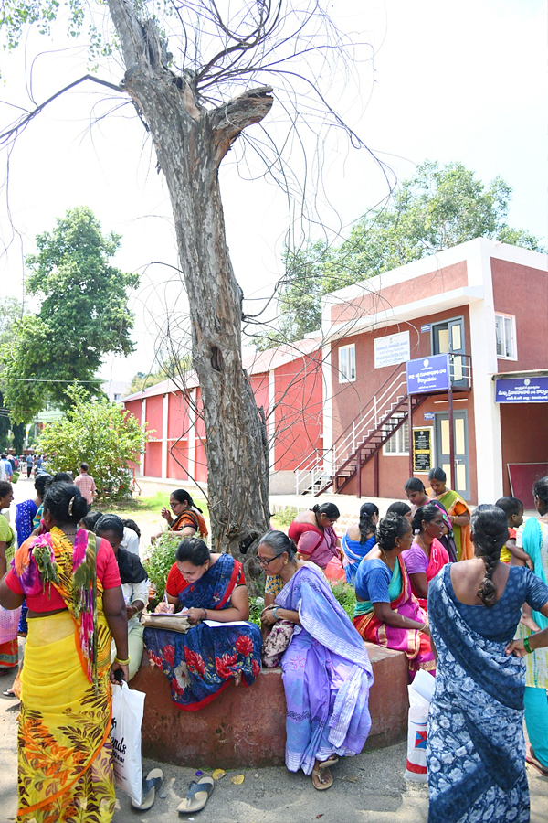 Second_20Day_20Flood_20Victims_20Crowd_20At_20collectorate_20Vijayawada_20Photos_20_2815_29.jpg 15
