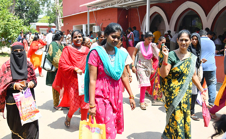 Second_20Day_20Flood_20Victims_20Crowd_20At_20collectorate_20Vijayawada_20Photos_20_2816_29.jpg 16