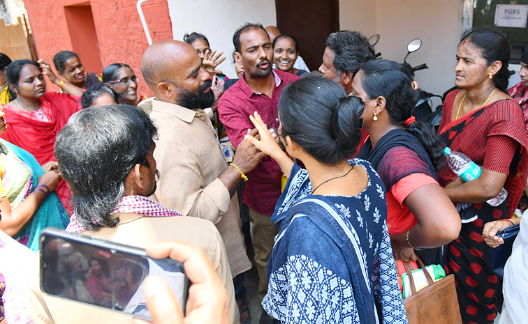 Second_20Day_20Flood_20Victims_20Crowd_20At_20collectorate_20Vijayawada_20Photos_20_2817_29.jpg 17